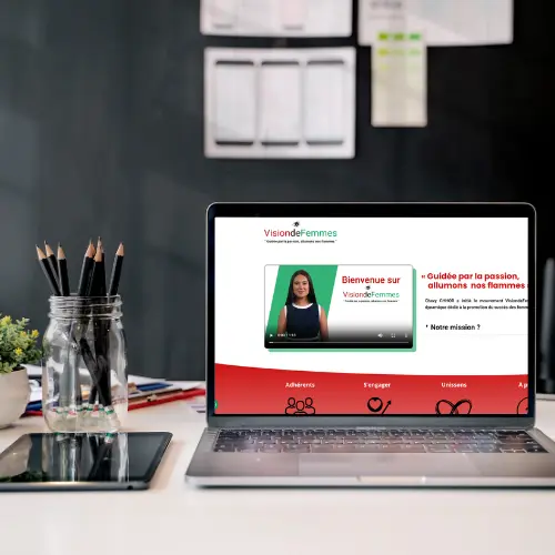 Image mettant en scène le site VisionDeFemmes sur un pc portable.