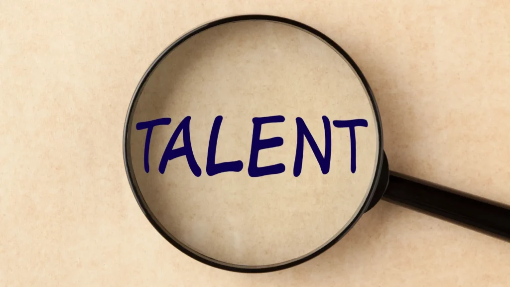 Une loupe posée sur le mot "talent".